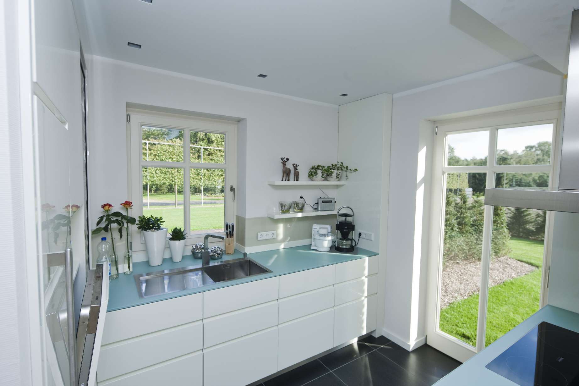 Einbauküche mit bodentiefem Fenster
