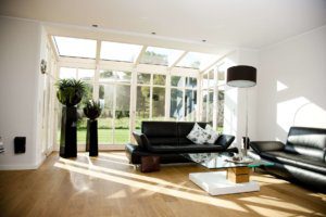 großes Wohnzimmer mit Glasfront und Glasdach