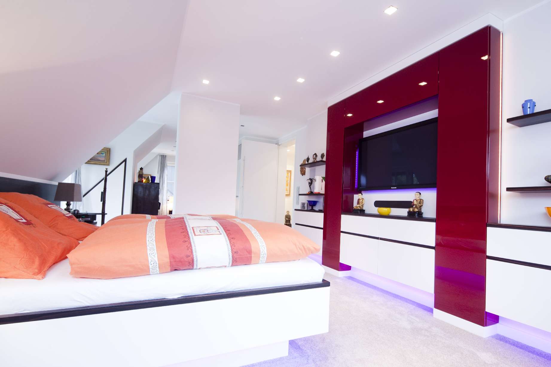 Schlafzimmer mit Wandschrank und integrierter Beleuchtung